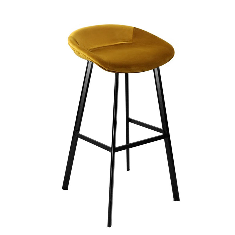 Le tabouret de cuisine Aster par Bisous design à l'assis moelleuse et confortable en velours doré.