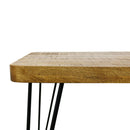 Table en bois de salle à manger au style industriel.