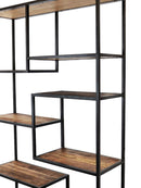 Étagère ouverte qui combine des étagères en bois et  une structure en métal noir.