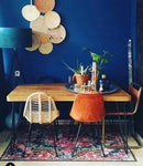 Table en bois au design épuré et minimaliste.