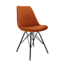 Le set de deux chaise Tower en velours orange et au cadre noir par Bisous design, l'alliance du métal et du velours.