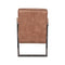 Fauteuil de salon brun clair confortable et design.
