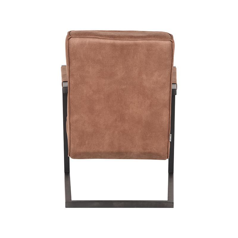 Fauteuil de salon brun clair confortable et design.