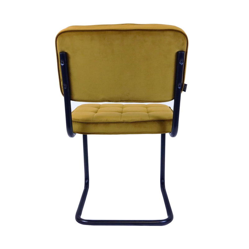 Ces chaises vintage ont une allure élégante et raffinée.
