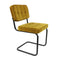 Les chaises en velours doré sont ultra confortables et douces.