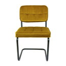 Les chaises en velours doré Joy au cadre métallique noir, l'alliance du confort et de la robustesse.