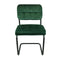 Les chaises en velours vert sont les pièces parfaites pour créer un coin détente.