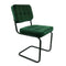 Les chaises en velours vert Joy au cadre métallique noir, la rencontre du style et du confort.
