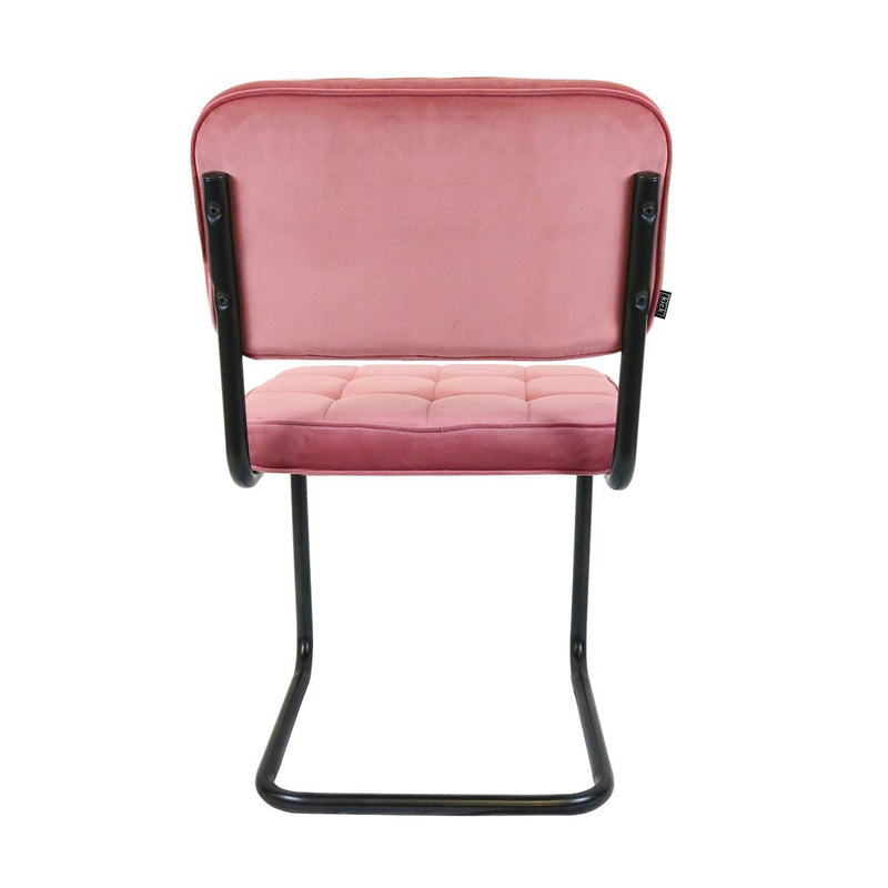 Magnifique chaise qui combine le style rétro et le style industriel.