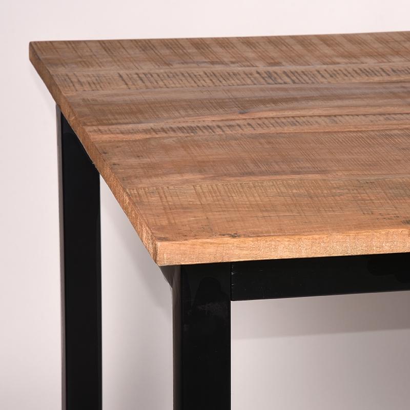 Table en manguier idéale pour un décor industriel, scandinave, bohème ou vintage.