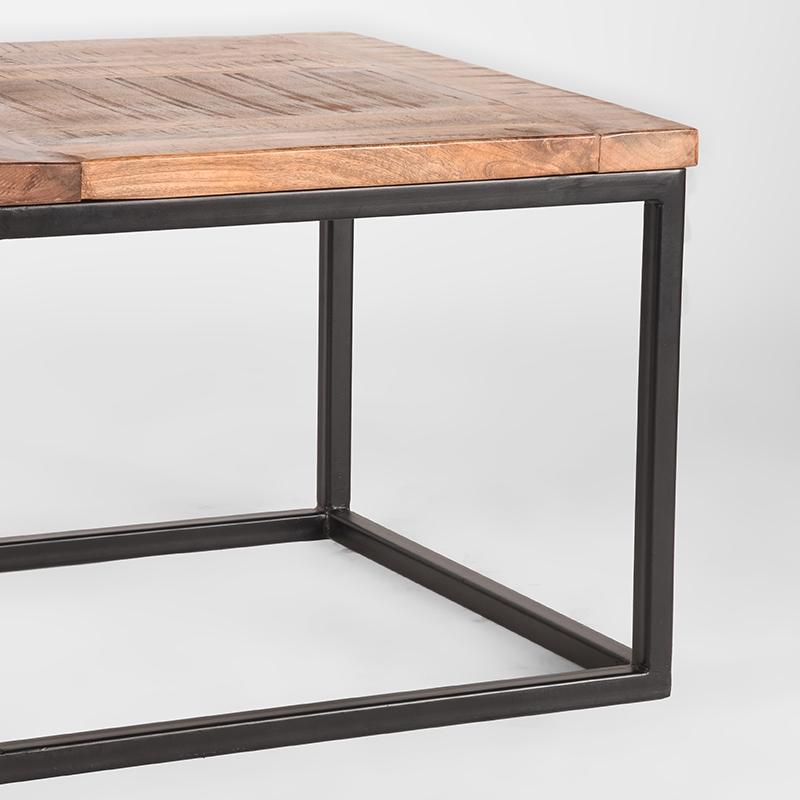 Table carrée en bois et métal.