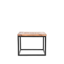 Table basse industrielle en bois de manguier de forme carrée.