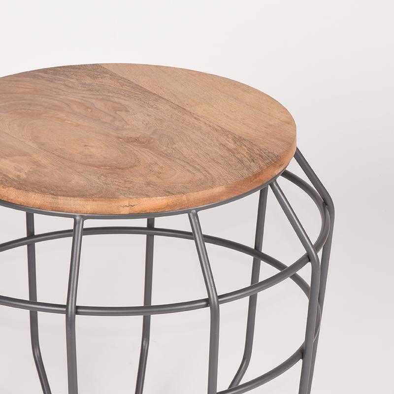 Table d'appoint industrielle grise avec plateau en bois de manguier.