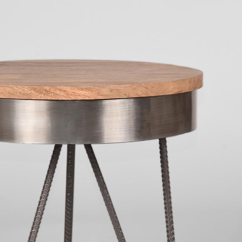 Table industrielle grise en bois brut.