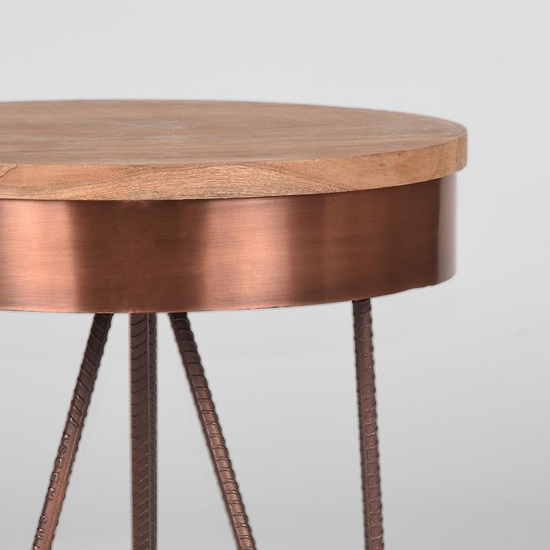 Table industrielle cuivre en bois brut.