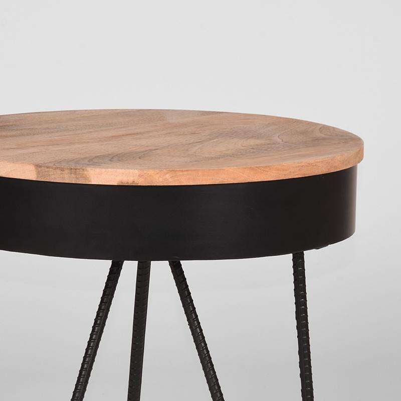 Table industrielle noire en bois brut.