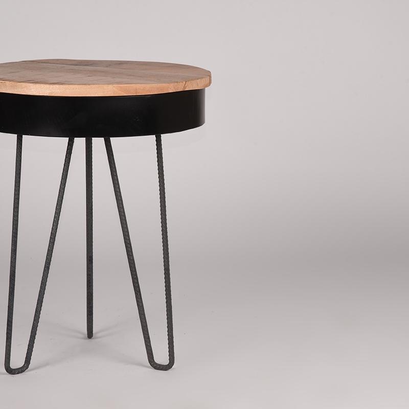 Table industrielle noire en bois brut 44x53 cm.