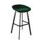 Le tabouret de cuisine Aster par Bisous design à l'assise moelleuse et confortable en velours vert.