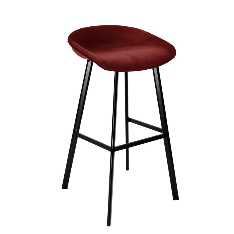 Le tabouret de cuisine Aster par Bisous design à l'assise moelleuse et confortable en velours rouge.