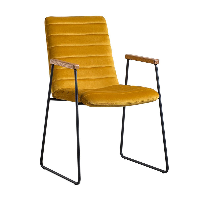 Set de 2 chaises en velours jaune par Bisous design.