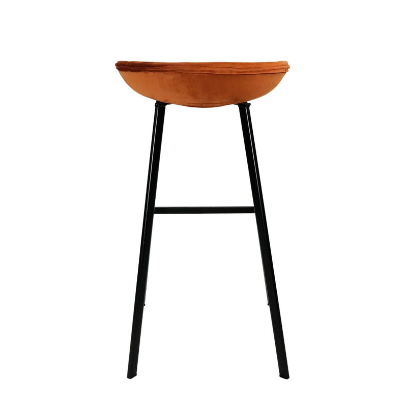 Avec le tabouret de bar Aster par Bisous design osez le velours orange pour ajouter une touche colorée à votre pièce.