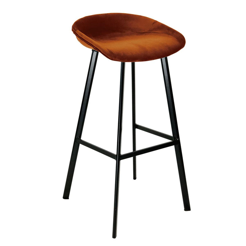 Le tabouret de bar Aster par Bisous design à l'assise moelleuse et confortable en velours orange.