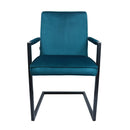 Les chaises en velours bleu Nat au cadre métallique noir, l'alliance du confort et de la robustesse.