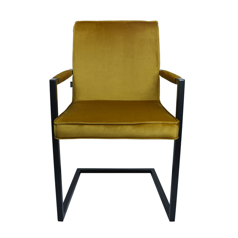 Les chaises en velours doré Nat au cadre métallique noir, l'alliance du confort et de la robustesse.