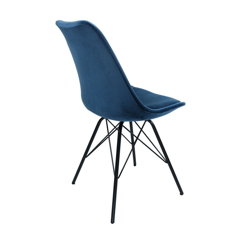 Le set de 2 chaises scandinaves en velours bleu foncé par Bisous design pour un intérieur moderne et chic.