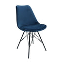 Le set de 2 chaises en velours bleu foncé par Bisous design pour habiller votre salle à manger avec élégance.