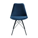 Le set de 2 chaises par Bisous design, le cadre noir offre un contraste unique avec le velours bleu foncé.