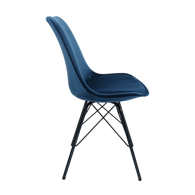 Le set de 2 chaises par Bisous design, l'alliance parfaite du velours et du métal.