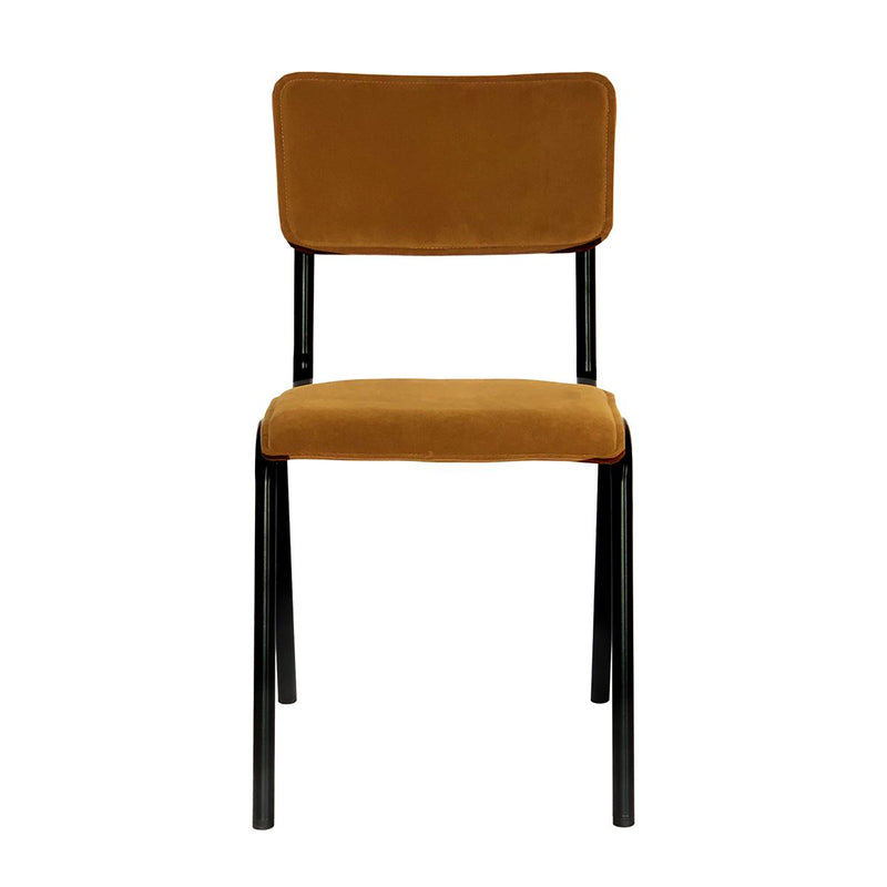 Les chaises Ducobu en structure en métal, assise et dossier en velours doré, l'alliance de la délicatesse et de la solidité.