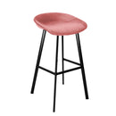 Le tabouret de cuisine Aster par Bisous design à l'assise moelleuse et confortable en velours rose.