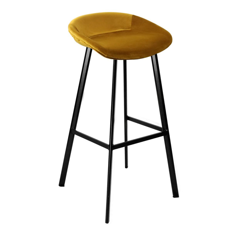 Le tabouret de bar Aster par Bisous design à l'assis moelleuse et confortable en velours doré.