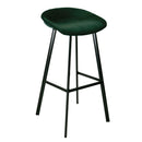 Le tabouret de bar Aster par Bisous design à l'assise moelleuse et confortable en velours vert.