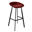 Le tabouret de bar Aster par Bisous design à l'assise moelleuse et confortable en velours rouge.