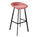 Le tabouret de bar Aster par Bisous design à l'assise moelleuse et confortable en velours rose.