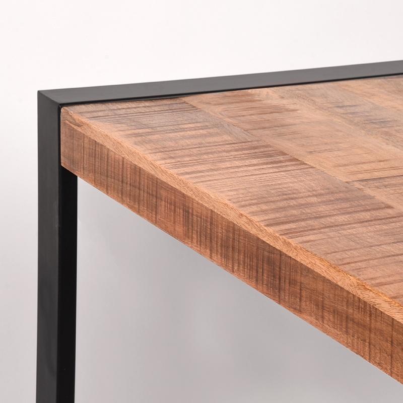 Table à manger industrielle 220 cm avec plateau en bois brut.