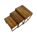 Ensemble de trois tables d'appoint rectangulaires en bois et en métal noir.