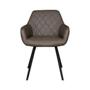 Chaise en simili-cuir marron avec une structure métallique noire robuste. 