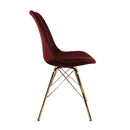 Le set de deux chaises en velours rouge pour un intérieur à l’inspiration scandinave.