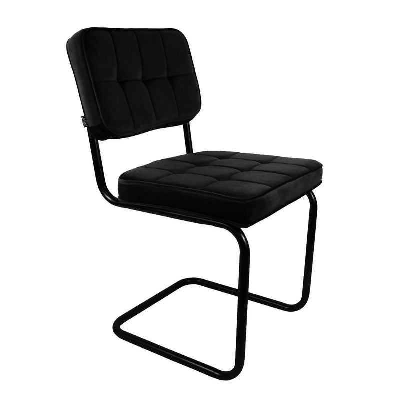 Les chaises en velours noir sont ultra confortables et douces.