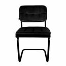 Les chaises en velours noir Joy au cadre métallique noir, l'alliance de la douceur et de la solidité.