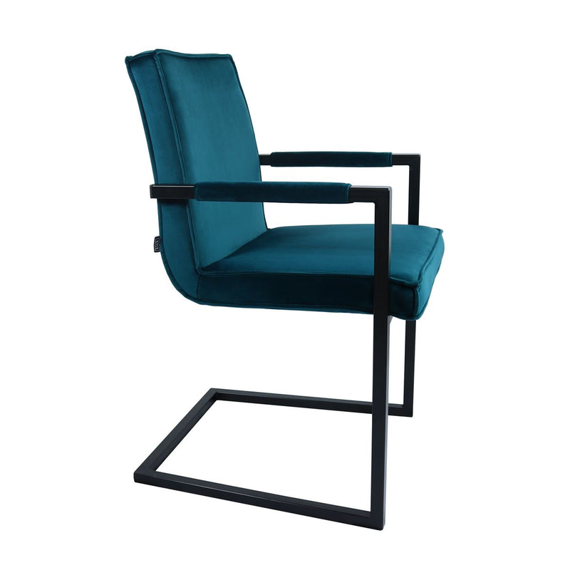Les chaises en velours bleu Nat pour un intérieur au look indus et moderne.