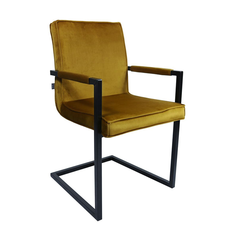 Les chaises en velours doré sont ultra moelleuses et douces.