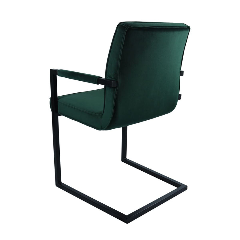 Les chaises en velours vert Nat au cadre métallique noir, l'alliance de la douceur et de la solidité.