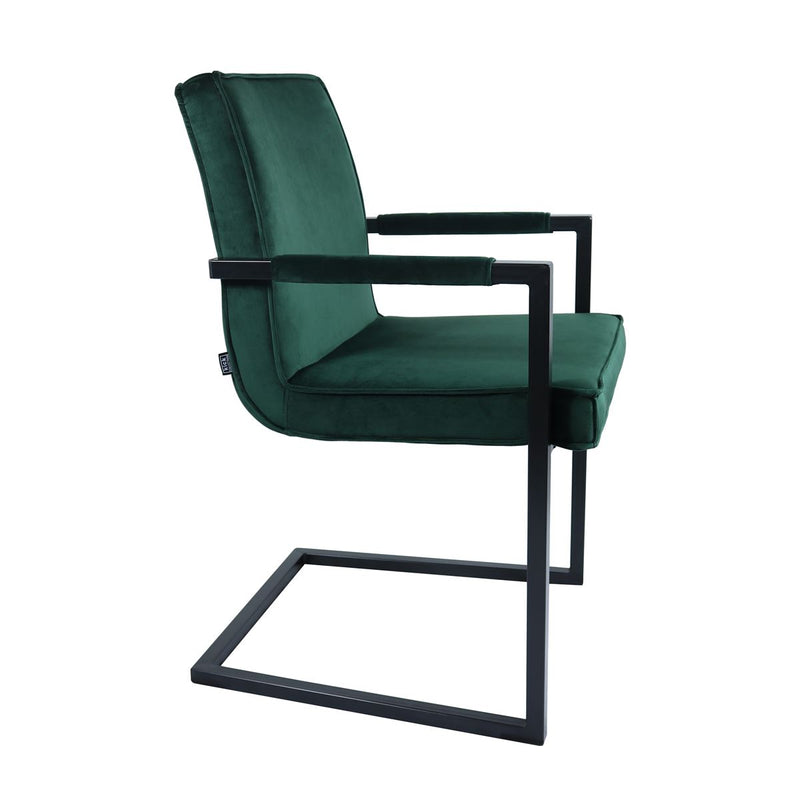 Les chaises en velours vert sont ultra confortable et agréable.