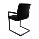 Les chaises en velours noir Nat pour un intérieur au look indus et moderne.
