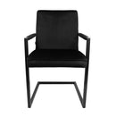 Les chaises en velours noir sont ultra confortables et agréables.